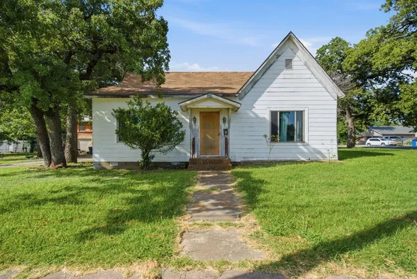 $190,000 | 324 West Ross Avenue, De Leon, TX 76444