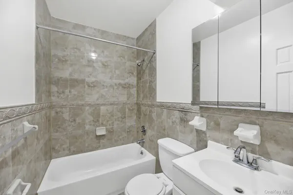 $2,575 | 1 Ash Place, Unit 1M, Great Neck, NY 11021