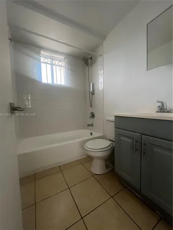 $1,800 | 3680 Oak Avenue, Unit 2, Miami, FL 33133