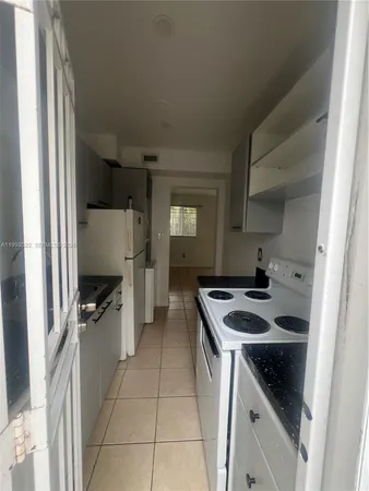 $1,800 | 3680 Oak Avenue, Unit 2, Miami, FL 33133