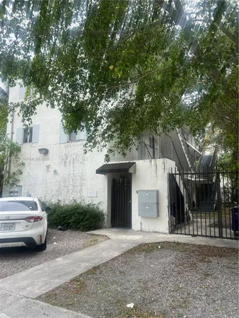 $1,800 | 3680 Oak Avenue, Unit 2, Miami, FL 33133