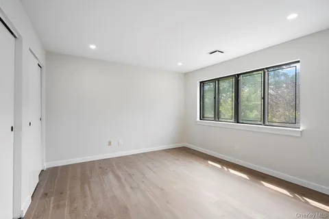 $1,100,000 | 95 Windsor Gate Drive, New Hyde Park, NY 11040