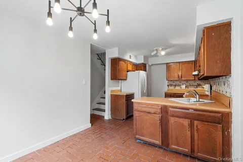 $1,100,000 | 95 Windsor Gate Drive, New Hyde Park, NY 11040