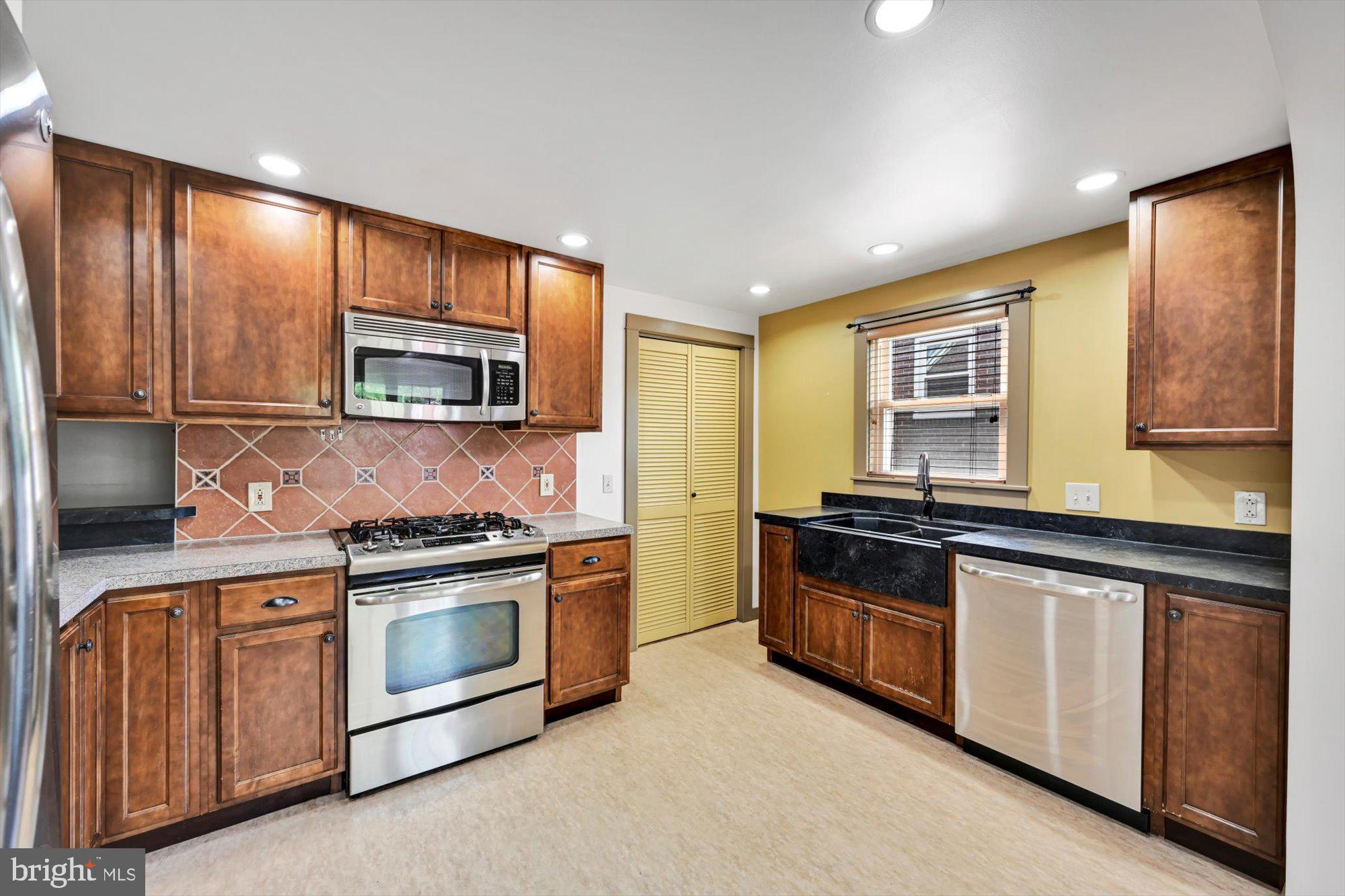 236 Hershey Avenue Lancaster, PA 17603 - Photo 8 of 31