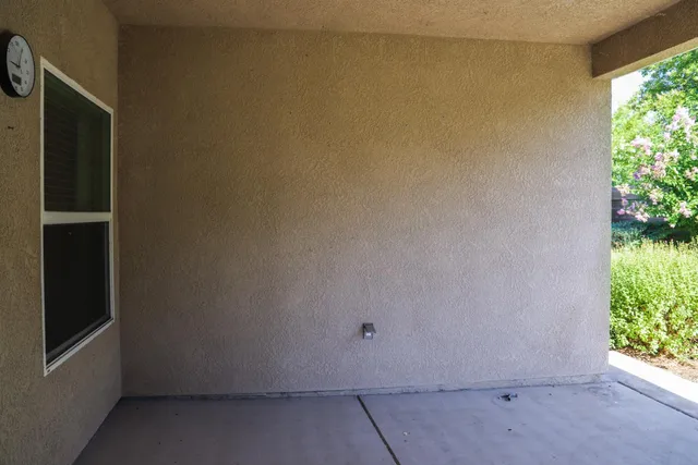 a view of a yard with an tree