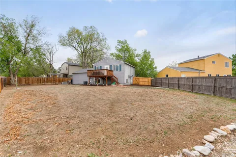 a view of a backyard