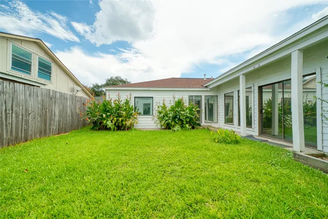 a view of a house with backyard and garden
