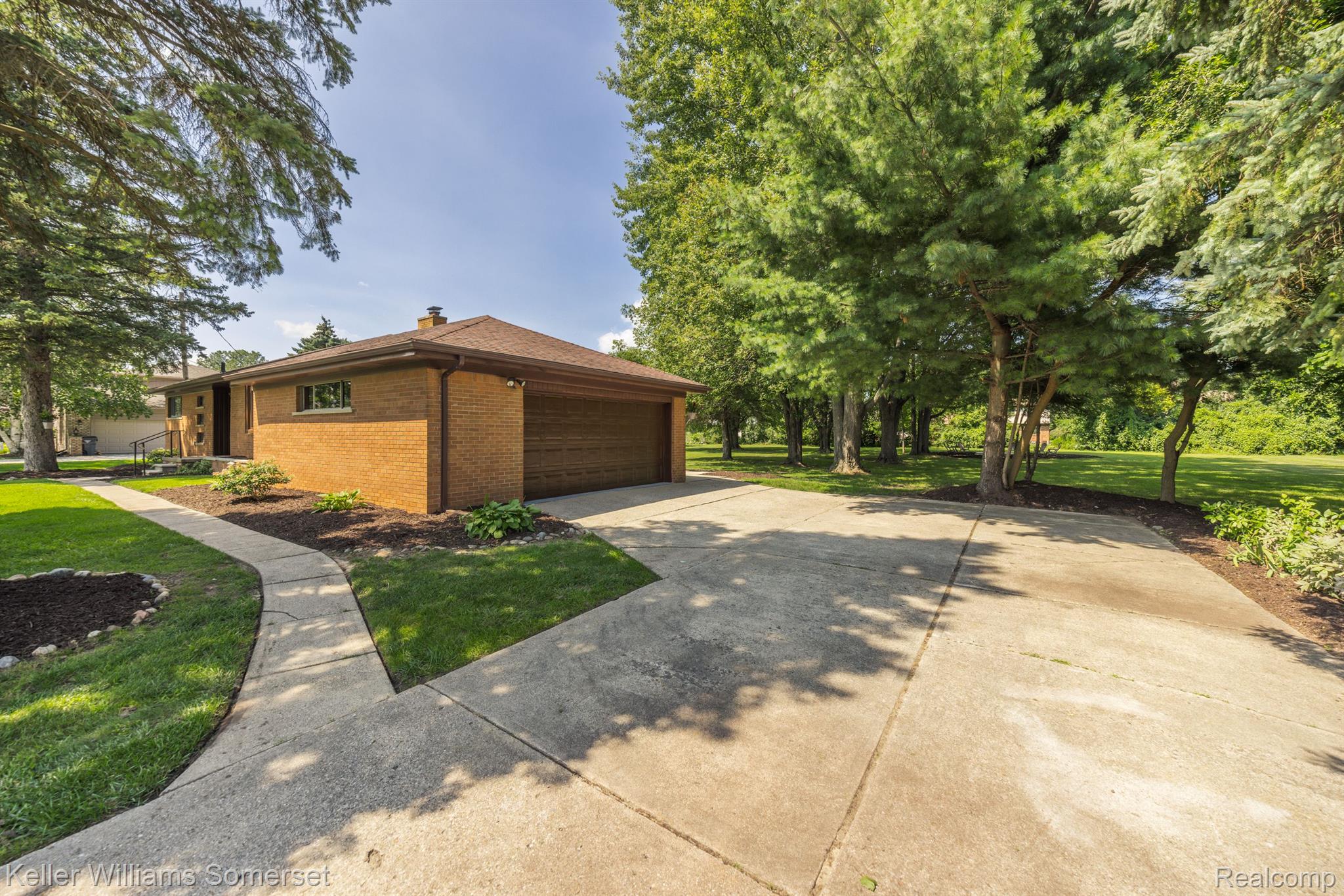 1349 Lamb Road Troy, MI 48085 - Photo 3 of 35 Gallery Image 3