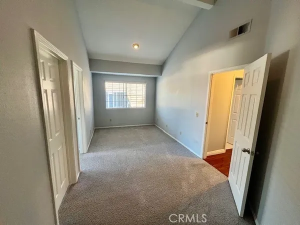 a view of entryway with window