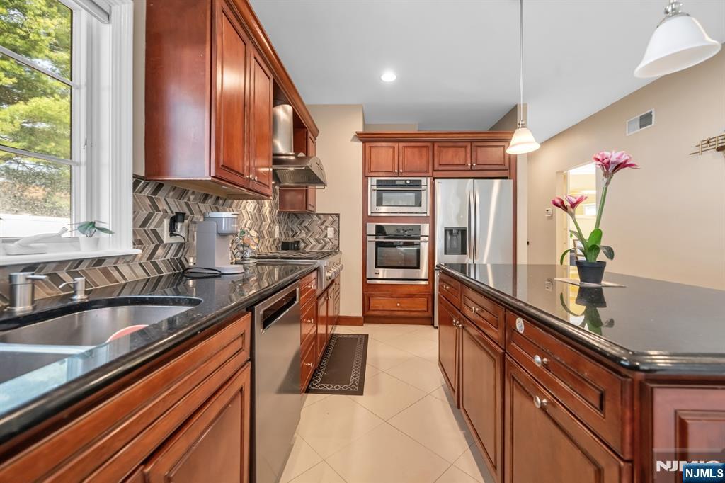 683 Victoria Avenue Paramus, NJ 07652 - Photo 11 of 48