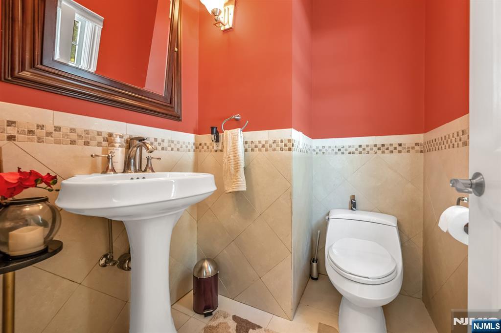 683 Victoria Avenue Paramus, NJ 07652 - Photo 17 of 48