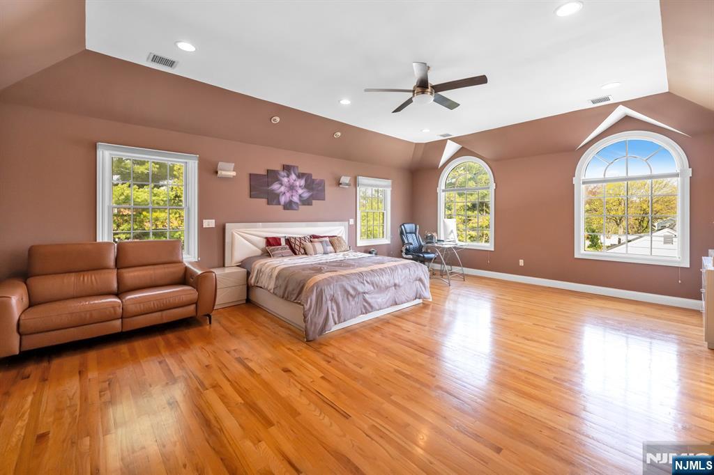 683 Victoria Avenue Paramus, NJ 07652 - Photo 18 of 48