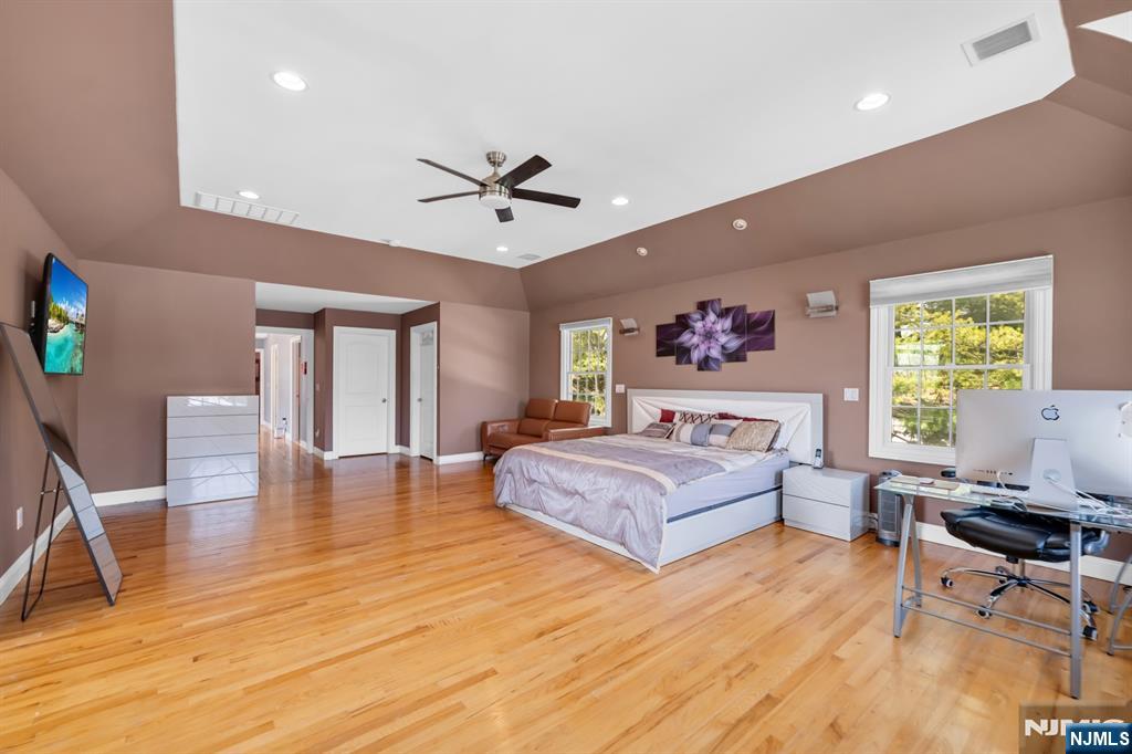 683 Victoria Avenue Paramus, NJ 07652 - Photo 19 of 48