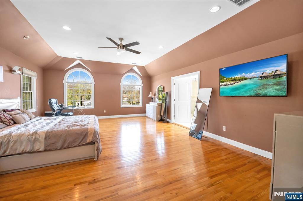 683 Victoria Avenue Paramus, NJ 07652 - Photo 20 of 48