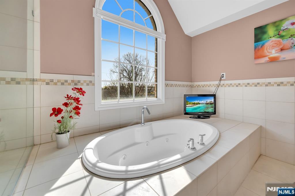 683 Victoria Avenue Paramus, NJ 07652 - Photo 24 of 48