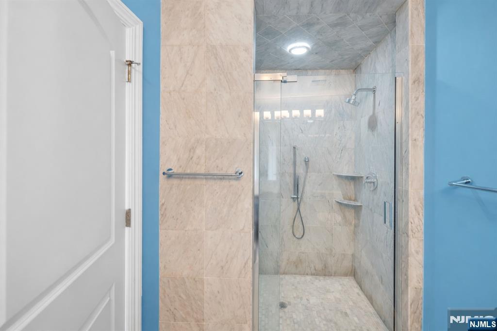 683 Victoria Avenue Paramus, NJ 07652 - Photo 29 of 48