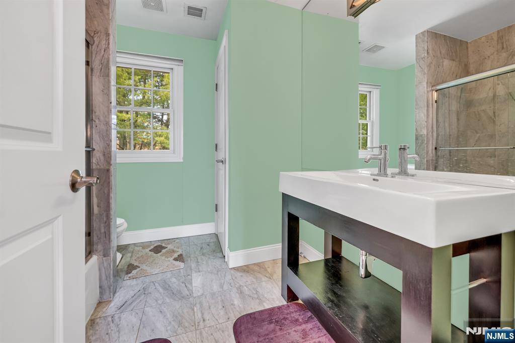 683 Victoria Avenue Paramus, NJ 07652 - Photo 32 of 48