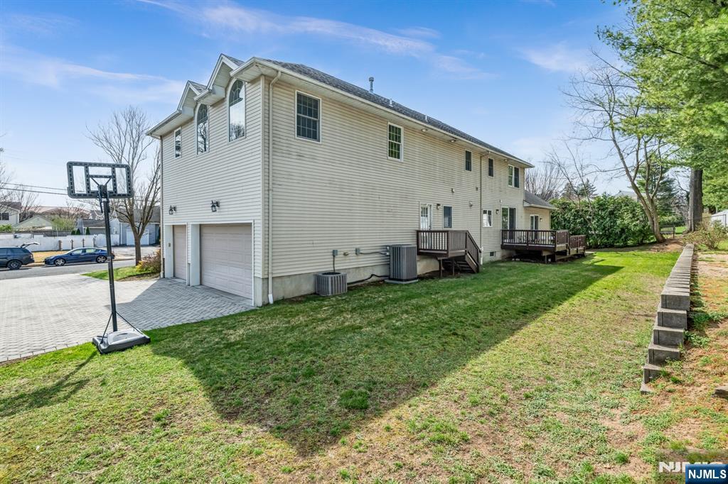 683 Victoria Avenue Paramus, NJ 07652 - Photo 45 of 48