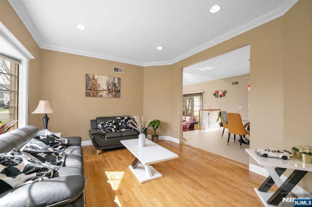 683 Victoria Avenue Paramus, NJ 07652 - Photo 5 of 48