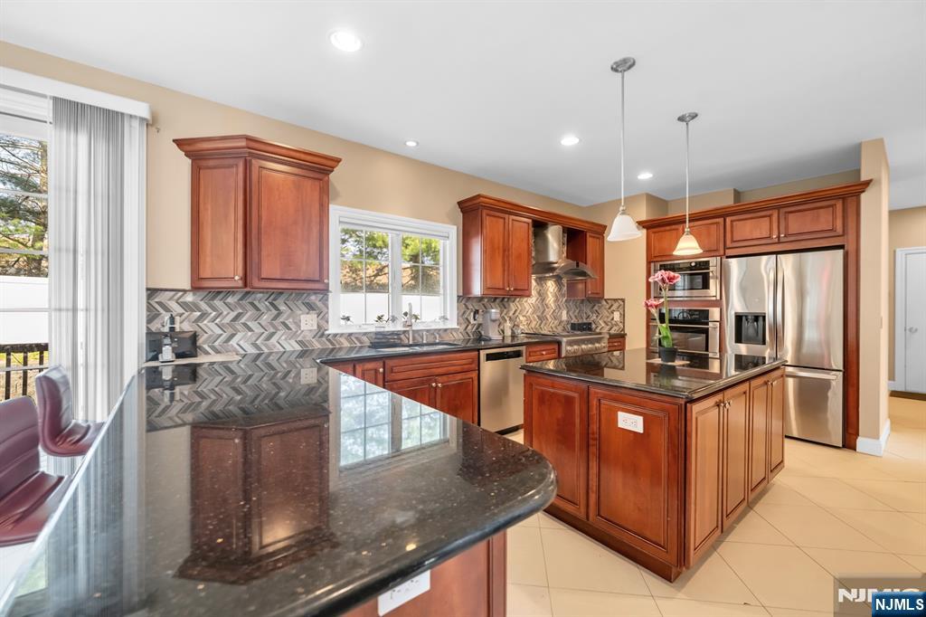 683 Victoria Avenue Paramus, NJ 07652 - Photo 9 of 48