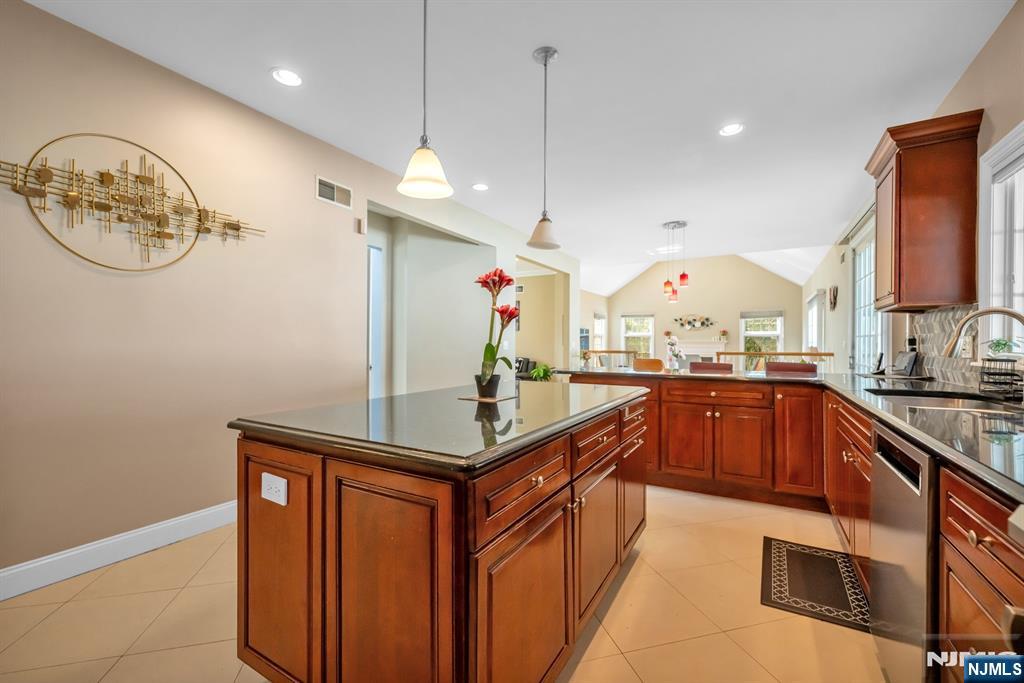 683 Victoria Avenue Paramus, NJ 07652 - Photo 10 of 48