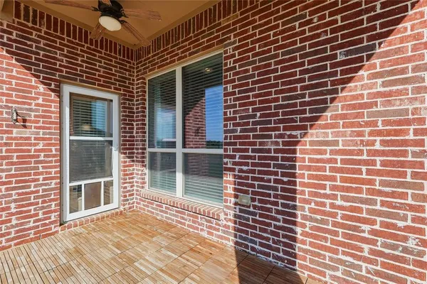 a view of a back yard