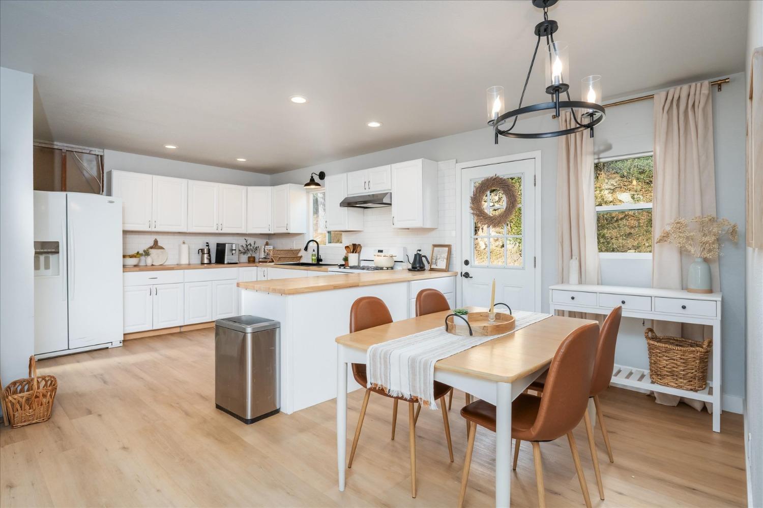 2137 Kemble Road Ahwahnee, CA 93601 - Photo 54 of 94 a dining room with stainless steel appliances kitchen island granite countertop a dining table chairs and window