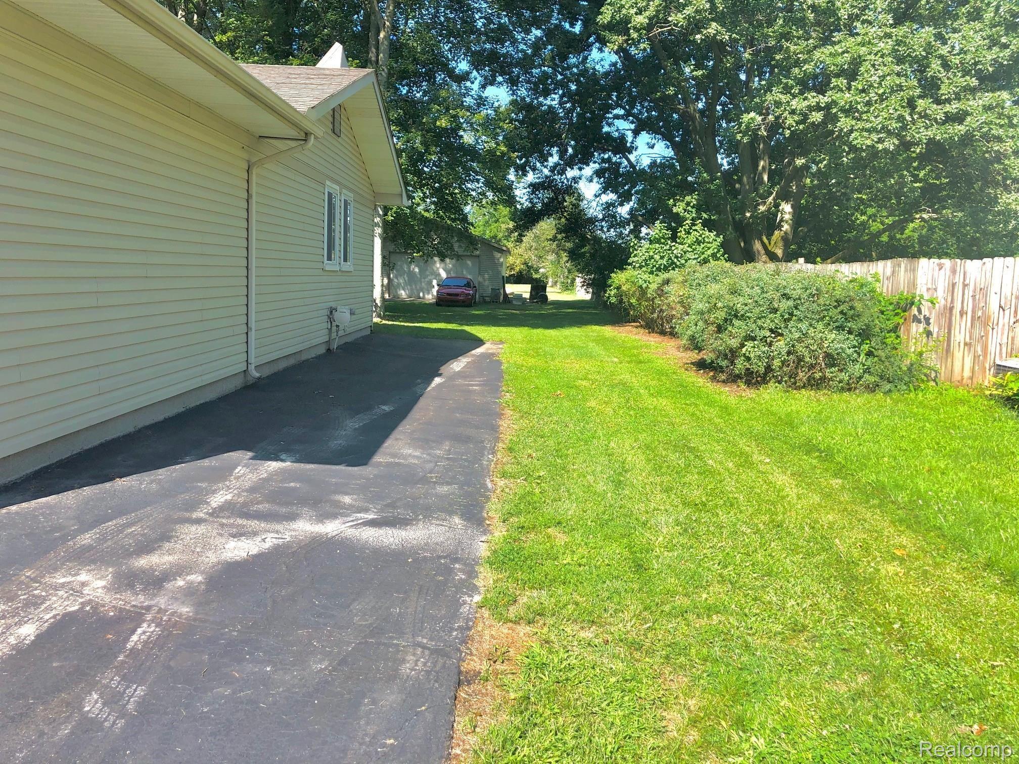 13778 Lenmoore Road Belleville, MI 48111 - Photo 3 of 44 IMG_5297.jpg