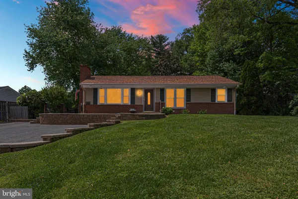 a view of a house with backyard and garden