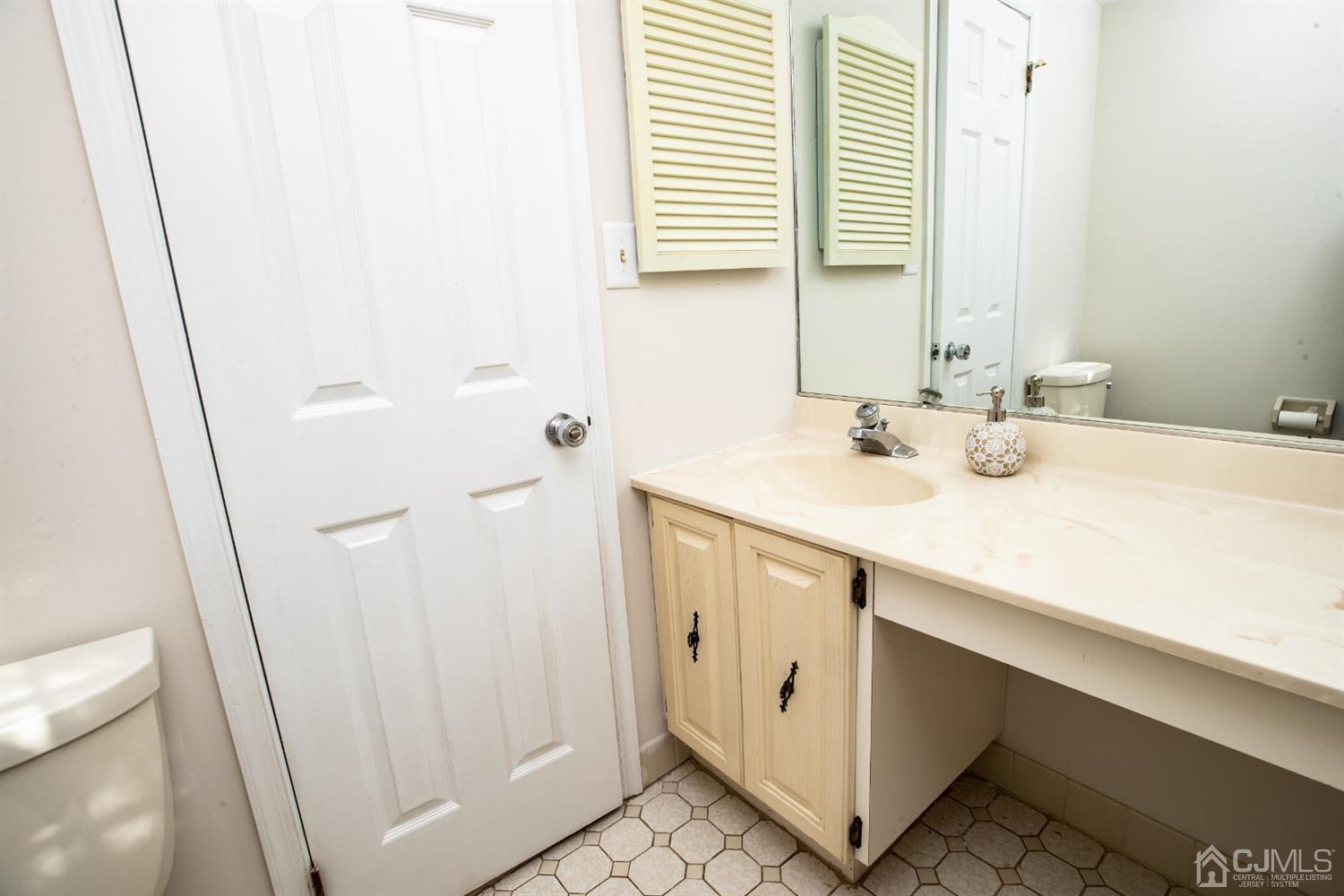 1601 Timber Oaks Road Edison, NJ 08820 - Photo 12 of 29 a bathroom with a sink and a mirror