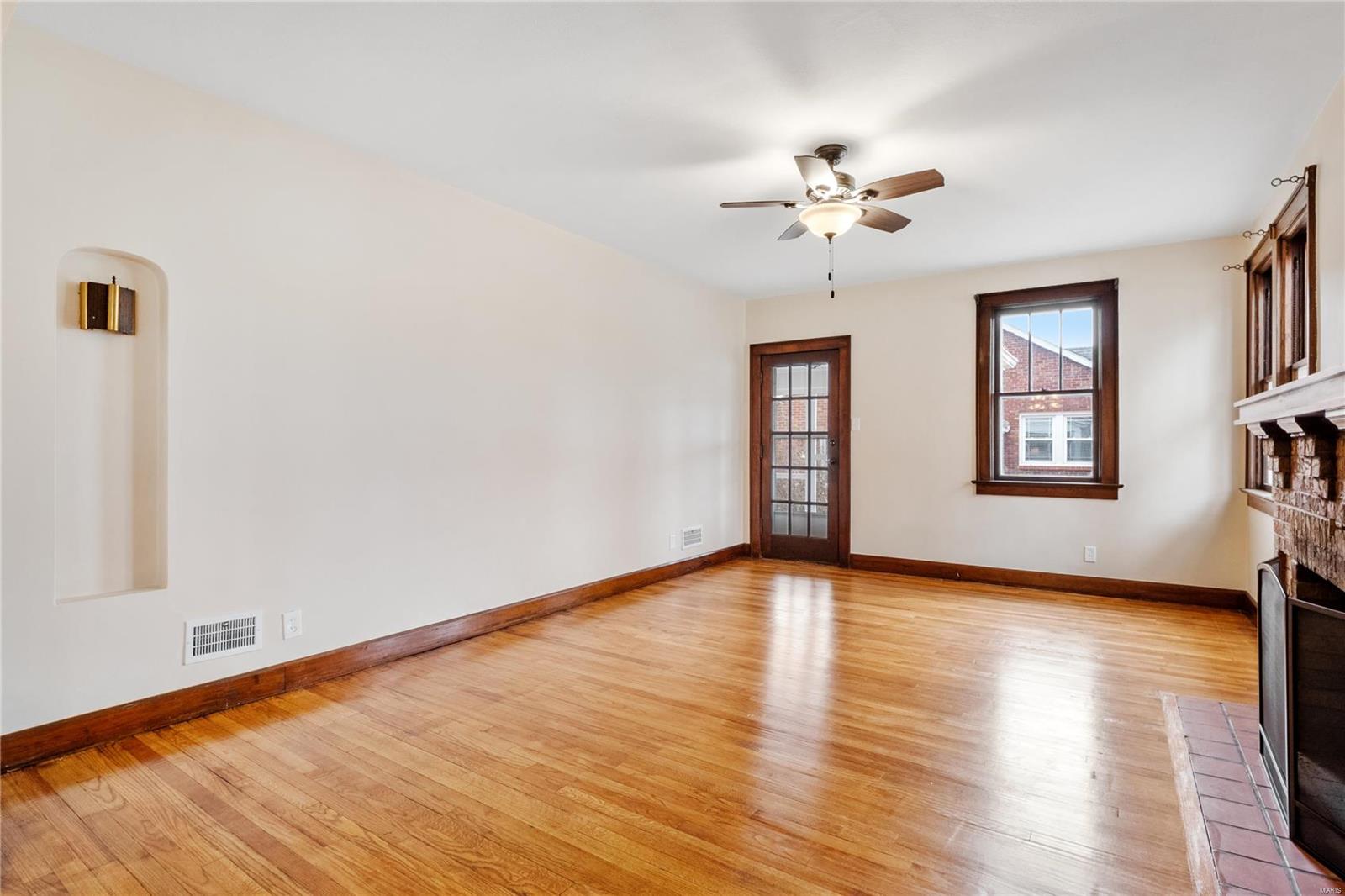 303 Carlyle Avenue Belleville, IL 62221 - Photo 4 of 41