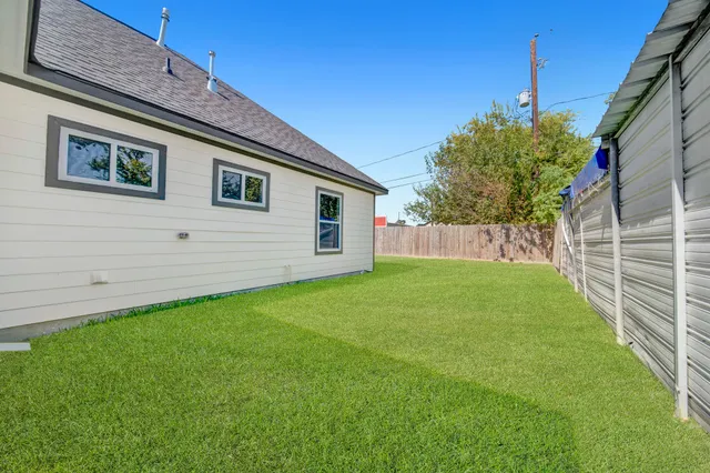 a view of a house with a backyard