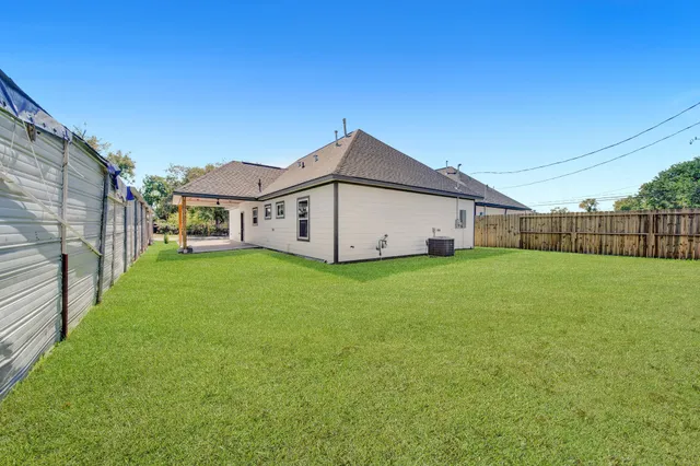 a view of a house with backyard