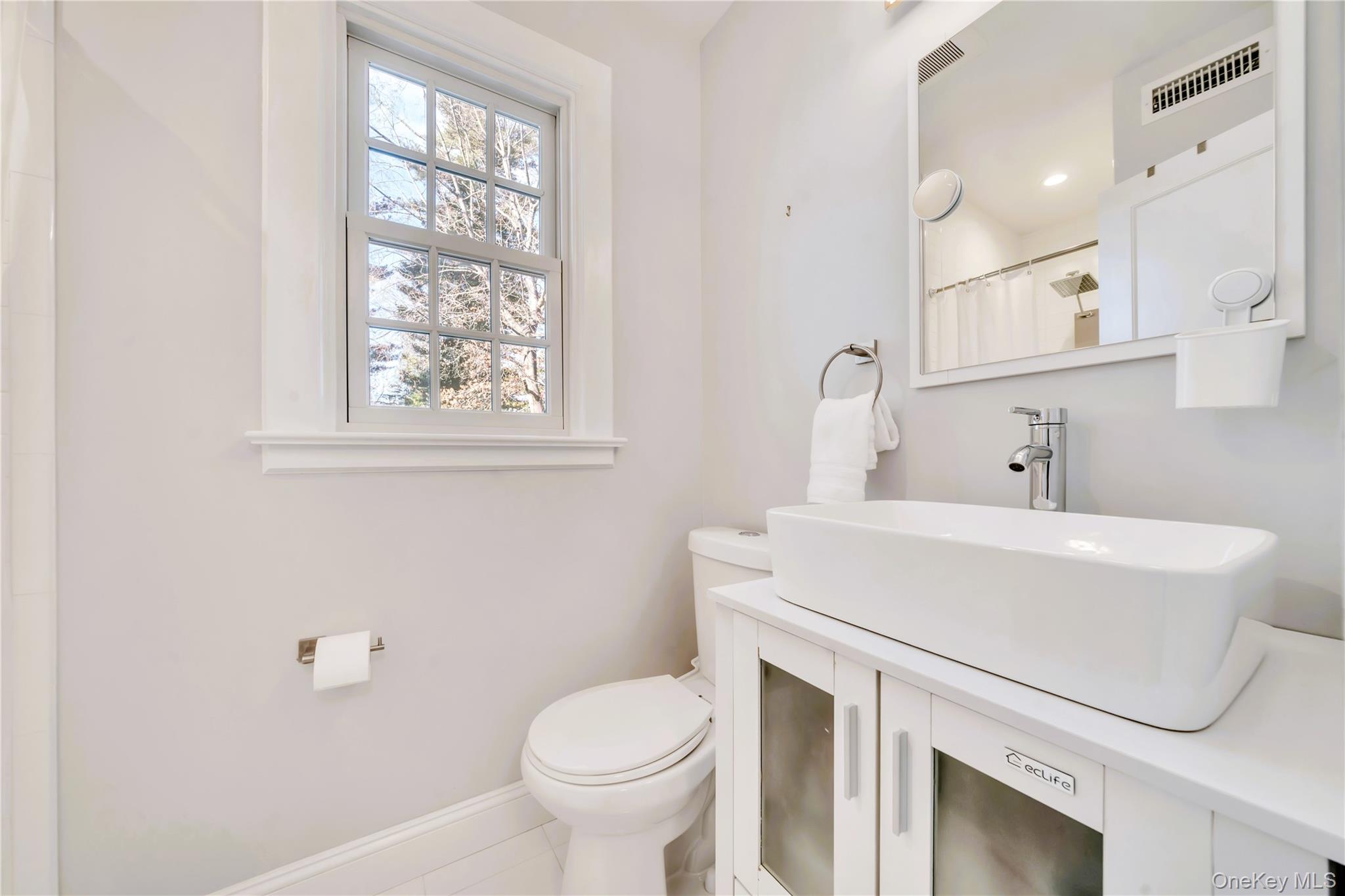 7 Putnam Road Scarsdale, NY 10583 - Photo 17 of 39 Ensuite bathroom