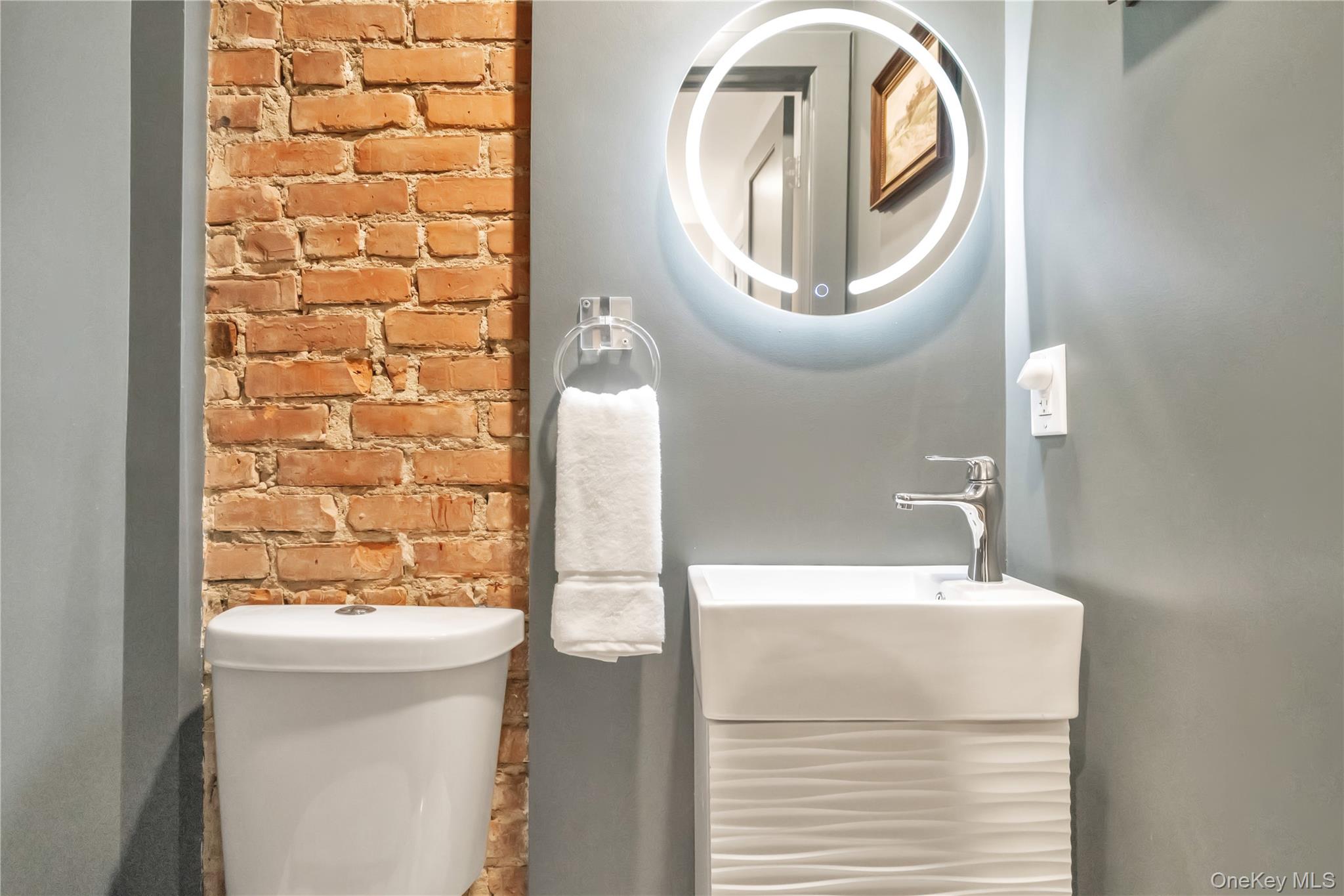 7 Putnam Road Scarsdale, NY 10583 - Photo 18 of 39 Chic powder room.