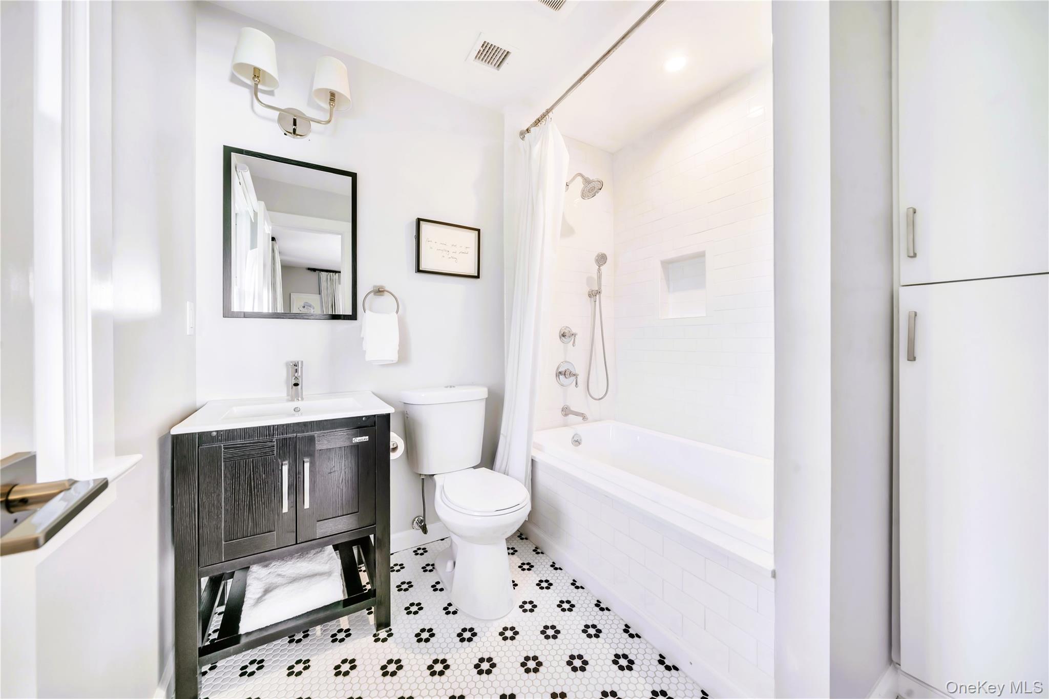 7 Putnam Road Scarsdale, NY 10583 - Photo 25 of 39 Ensuite bathroom