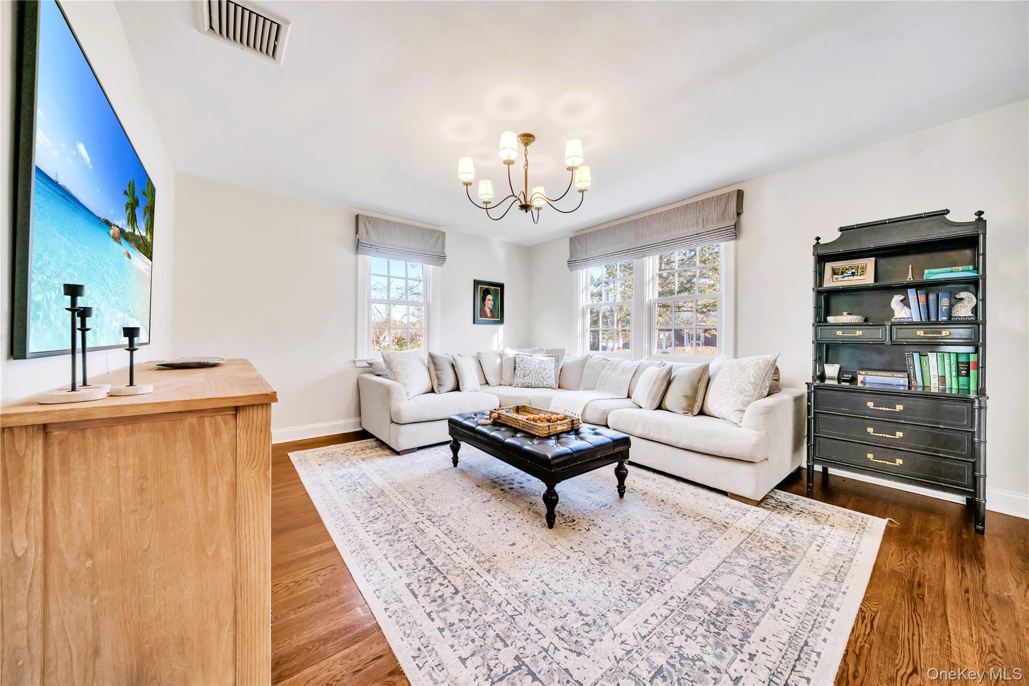 7 Putnam Road Scarsdale, NY 10583 - Photo 3 of 39 Bright Living Room