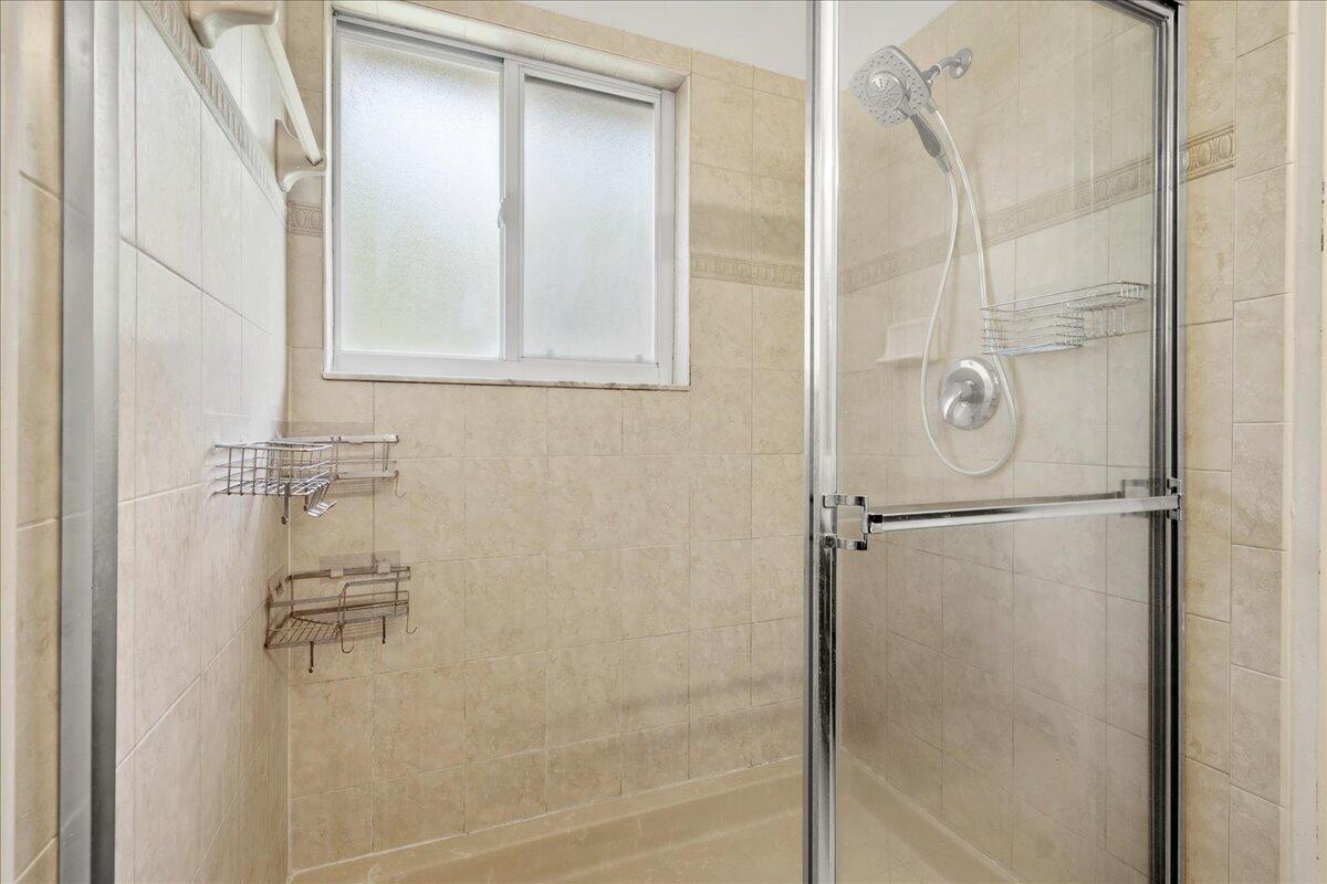 7120 Hawks Nest Terrace Riviera Beach, FL 33407 - Photo 17 of 39 Primary Bath