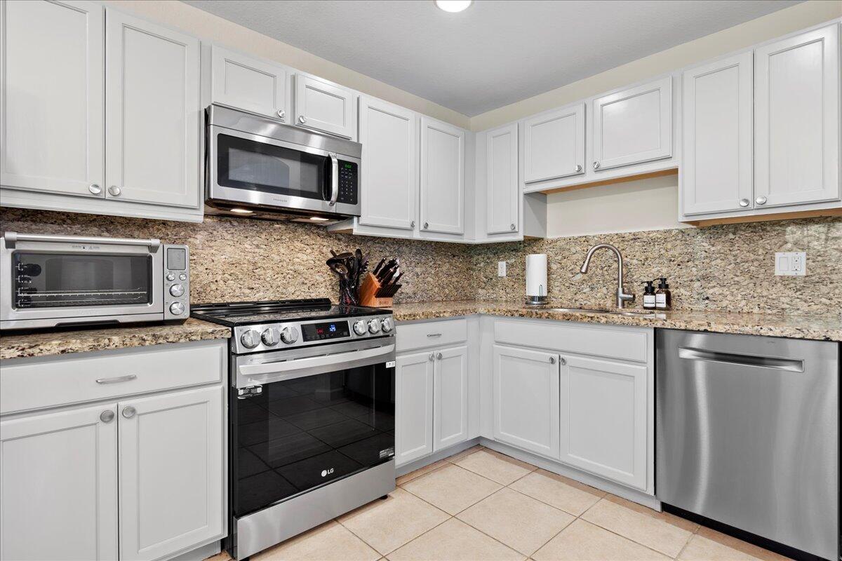 7120 Hawks Nest Terrace Riviera Beach, FL 33407 - Photo 4 of 39 Kitchen