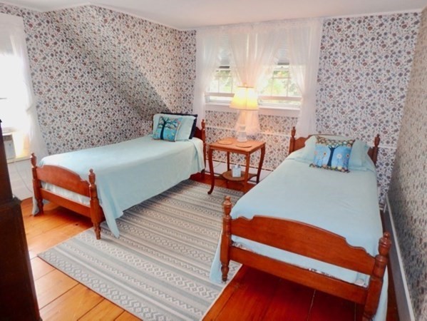 12 Cottle Lane Edgartown, MA 02539 - Photo 20 of 29 a bedroom with a bed and a night stand