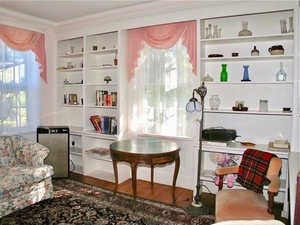 12 Cottle Lane Edgartown, MA 02539 - Photo 8 of 29 a living room with furniture and a window