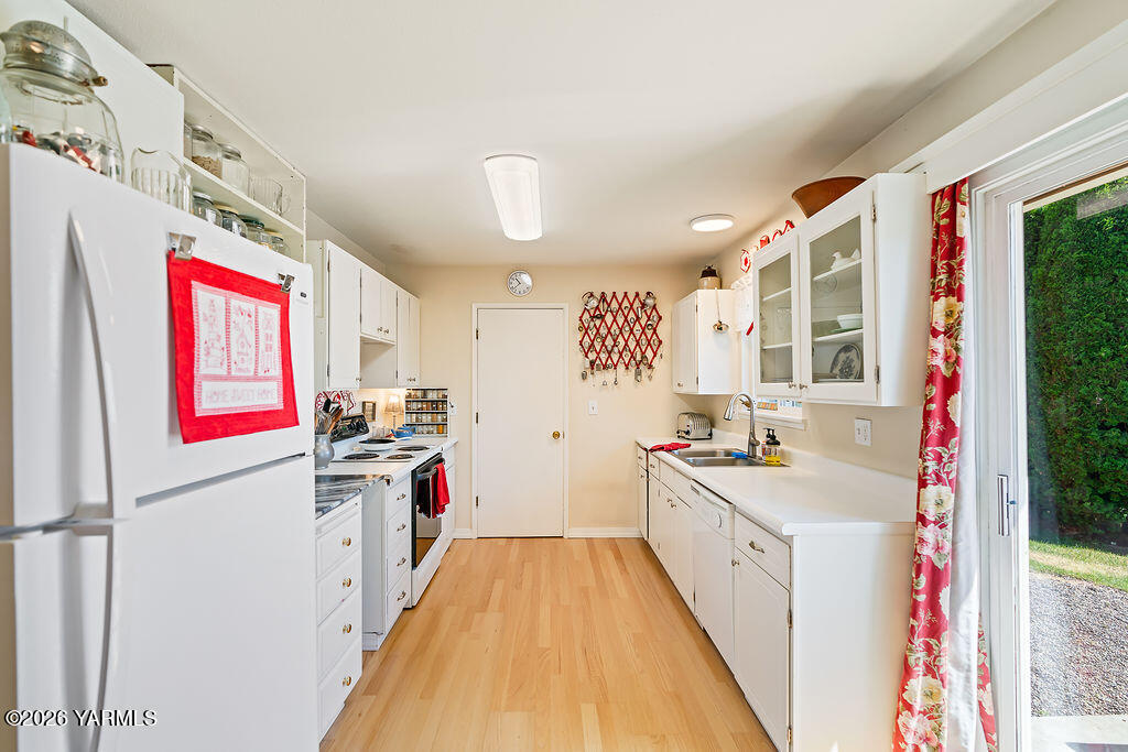 7610 Summitview Avenue, Unit 11 Yakima, WA 98908 - Photo 12 of 20 a kitchen with a sink stove and refrigerator