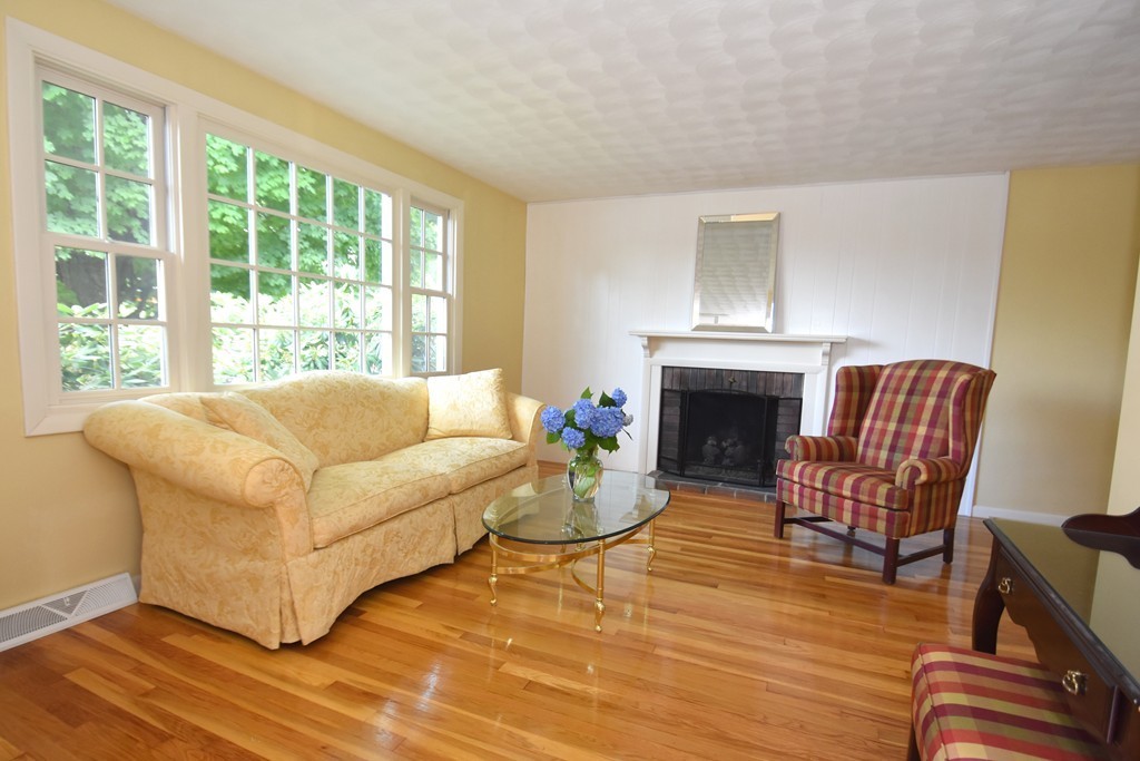 25 Robin Hood Road Marlborough, MA 01752 - Photo 3 of 20 Gallery Image 3