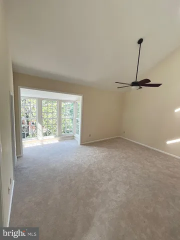 a view of a back yard