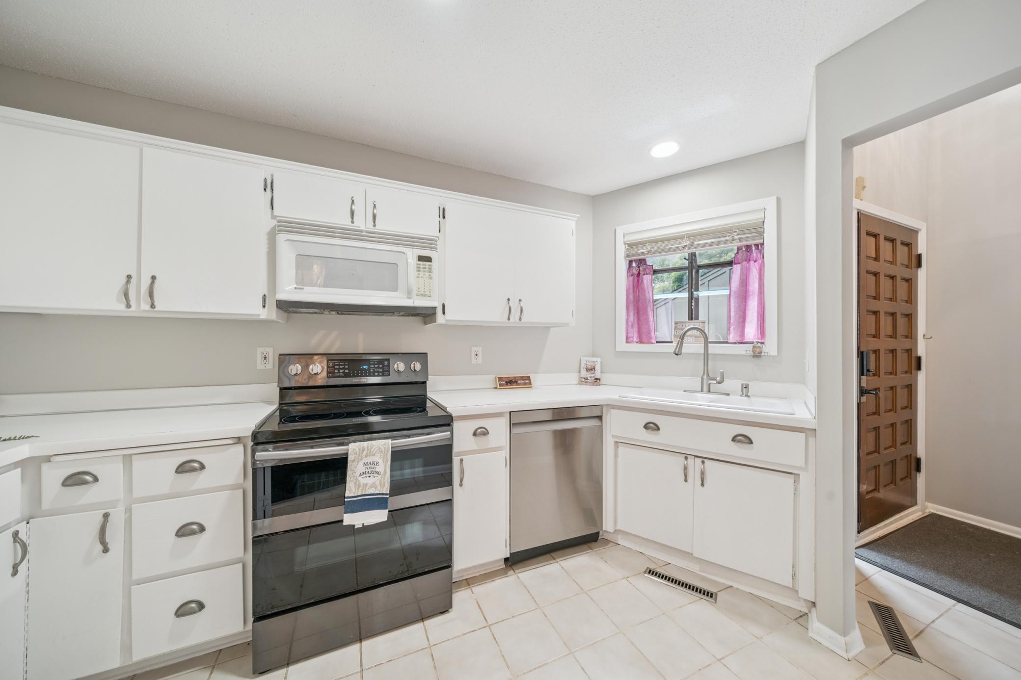 9052 Neill Lake Road, Unit B Eden Prairie, MN 55347 - Photo 27 of 31