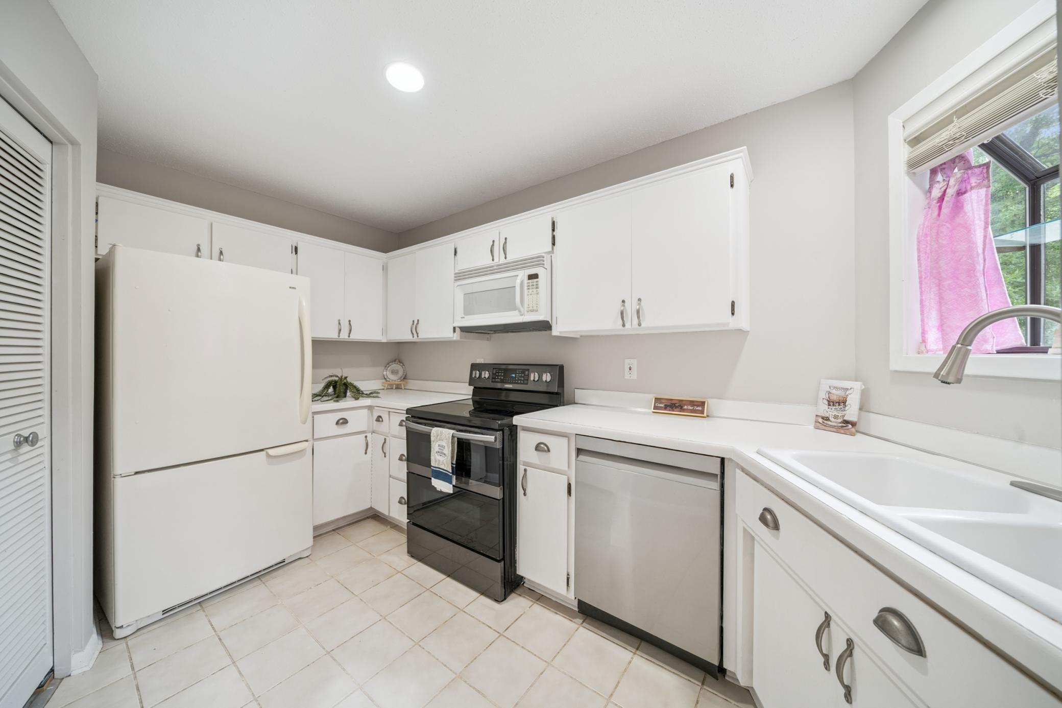 9052 Neill Lake Road, Unit B Eden Prairie, MN 55347 - Photo 28 of 31