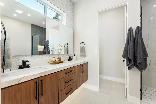 a en suite bathroom with a sink and a mirror