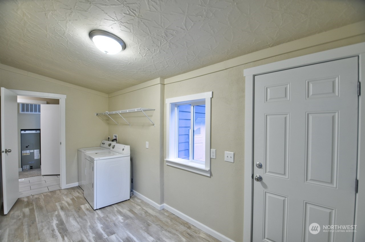 27 South Gee Creek Loop Ridgefield, WA 98642 - Photo 12 of 26 a view of an empty room and window