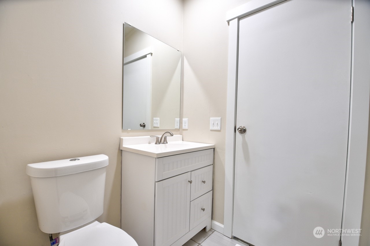 27 South Gee Creek Loop Ridgefield, WA 98642 - Photo 14 of 26 a bathroom with a toilet sink and mirror
