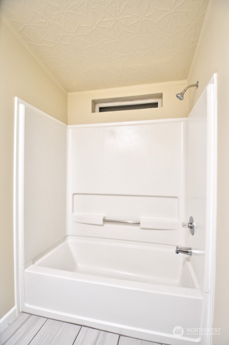 27 South Gee Creek Loop Ridgefield, WA 98642 - Photo 15 of 26 a bathroom with a bathtub